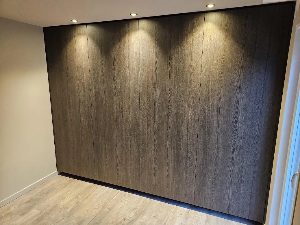 Luchtfoto van Resort Heezerenbosch omgeven door bossen in Noord-Brabant