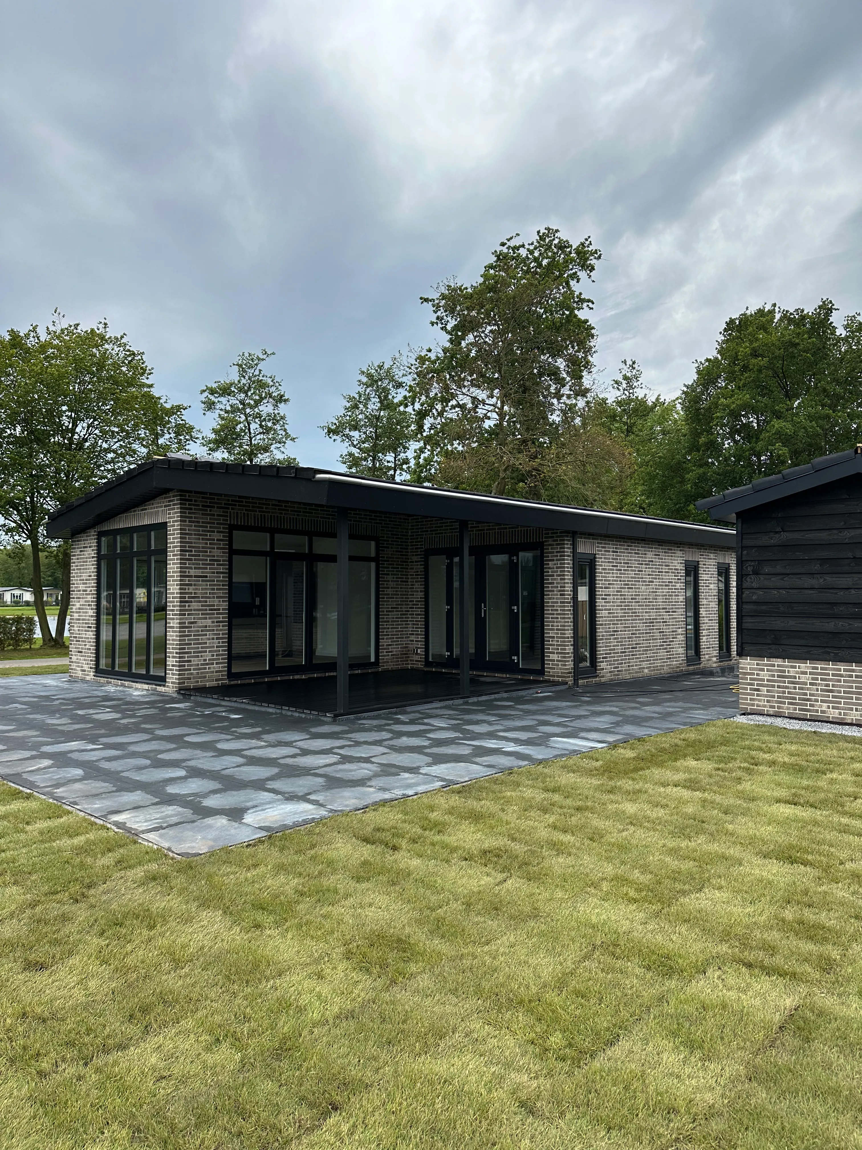 Buitenkant van een recreatiewoning op Resort Heezerenbosch